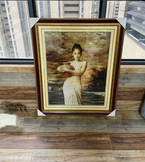 #少见的限量款 纯手工刺绣画《抱陶女》成品...