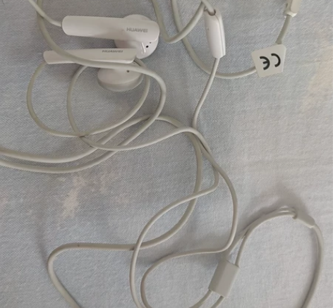 华为耳机、原装typc转接头、另加一个蓝牙...