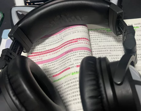 妖舞猫耳耳机3g 手上有一款黑色一款粉色