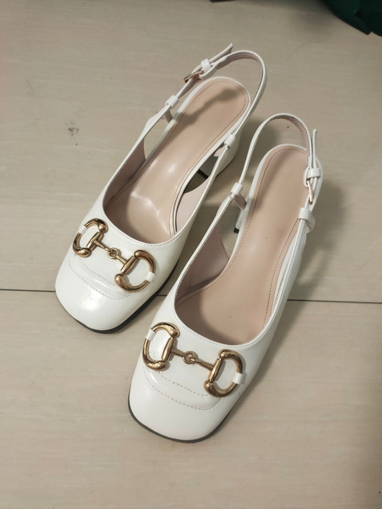 今年流行单鞋，38码，9成新，喜欢的联系我