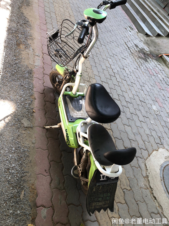 两台电瓶车电动车