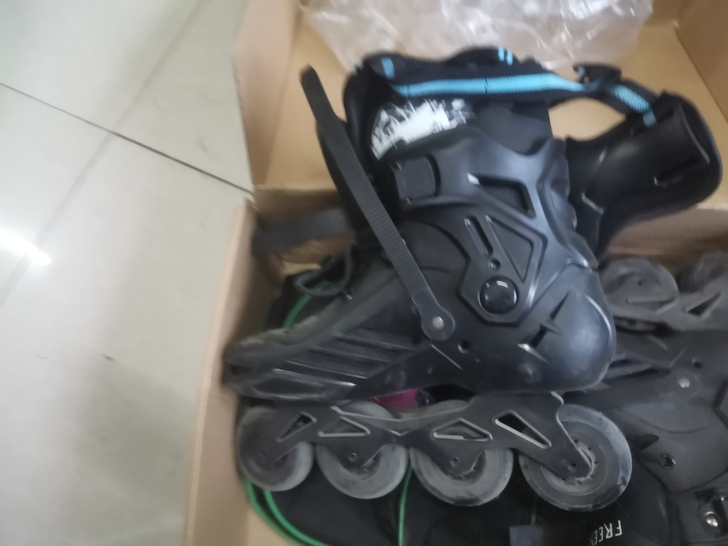 轮滑鞋几乎全新，没玩几次。护具配件齐全。带...