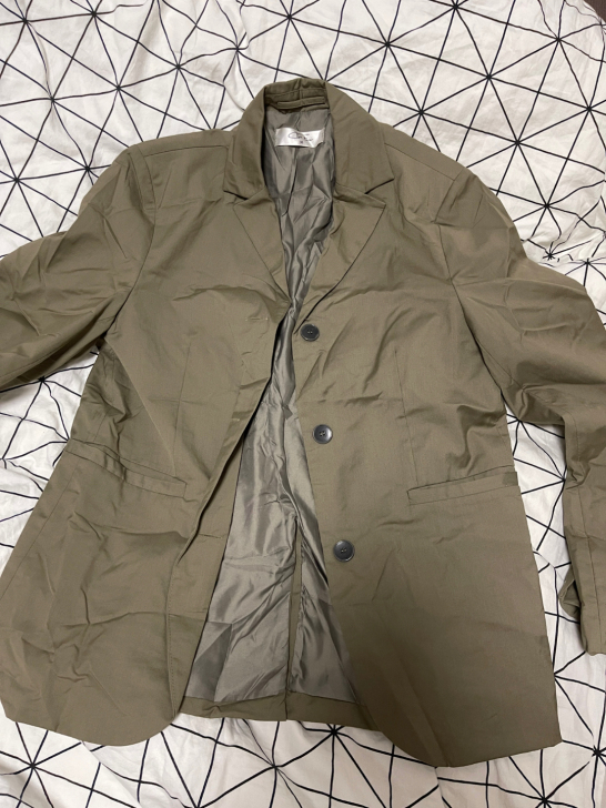 灰绿色西装，m，洗过一次，还没有熨