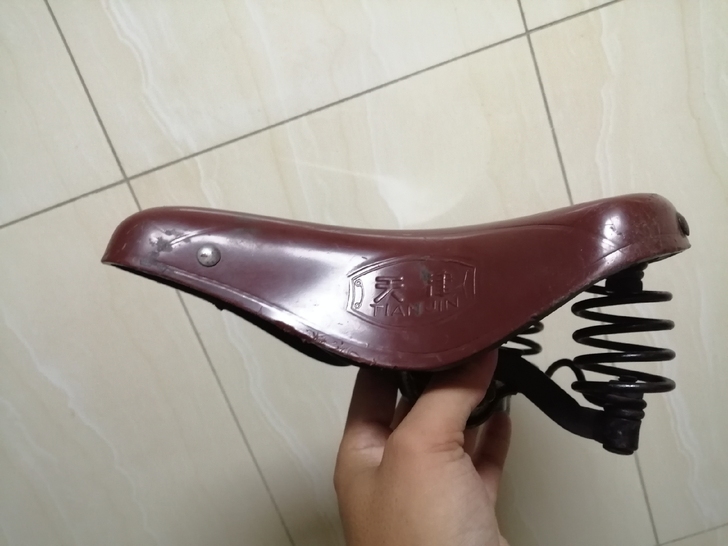 飞鸽自行车，老飞鸽车座。老自行车车座。飞鸽...