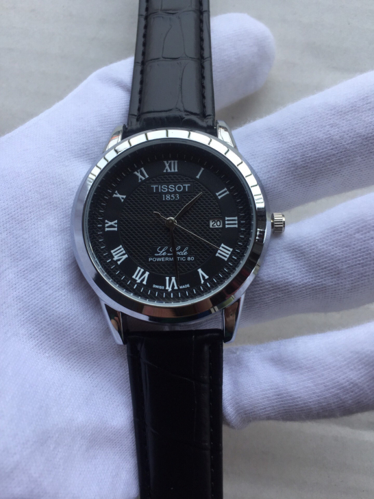 帮室友挂的手表，没有戴过，保存完好，无磨损，石英机芯，走时精