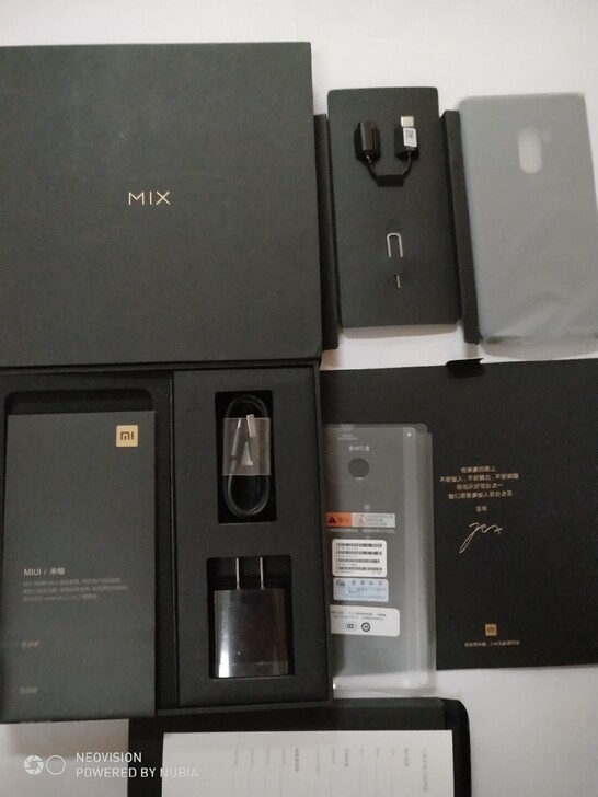 小米mix2全新手机配件一套,只有手机拿出...