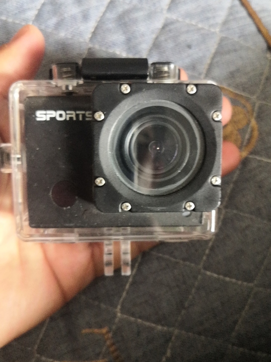 运动相机一个,插电功能正常,没有电池,自己...