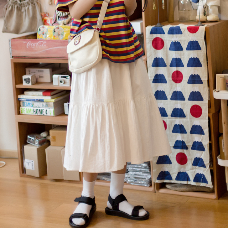 半身裙黑色。感觉太学生气了。适合高中生穿。...