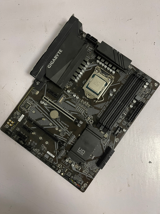 技嘉，Z490UD，在保，刚买两个月，嘎嘎...