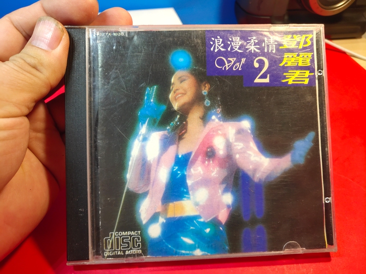 邓丽君老版本CD，边缘裂了，最后一首可能卡...