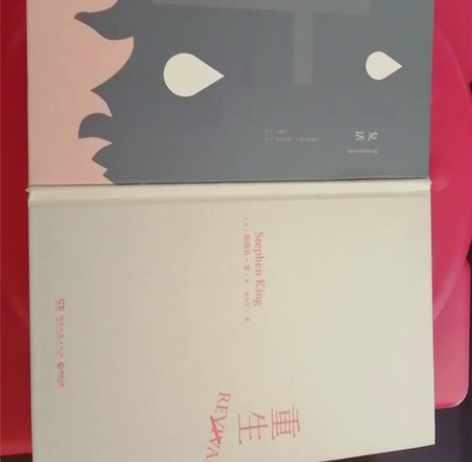 两本书，左边：列夫托尔斯泰的《复活》精装版...