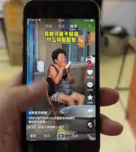 苹果小8 64g原装屏，仅换过电池 感兴趣...