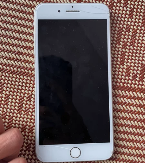 苹果8puls,配合卡贴正常使用外观磕碰严...