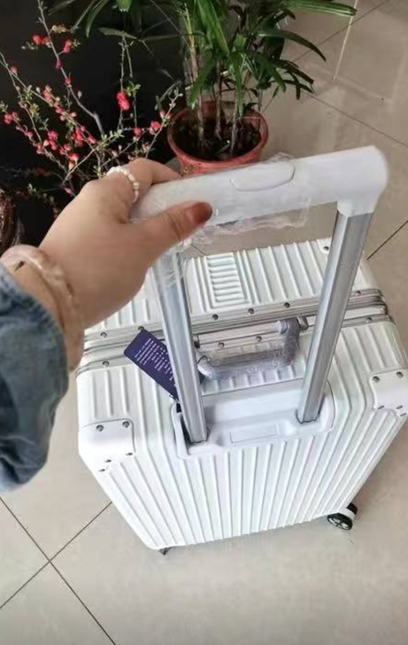 出售一个24寸的白色行李箱全新顺丰包邮欢迎...