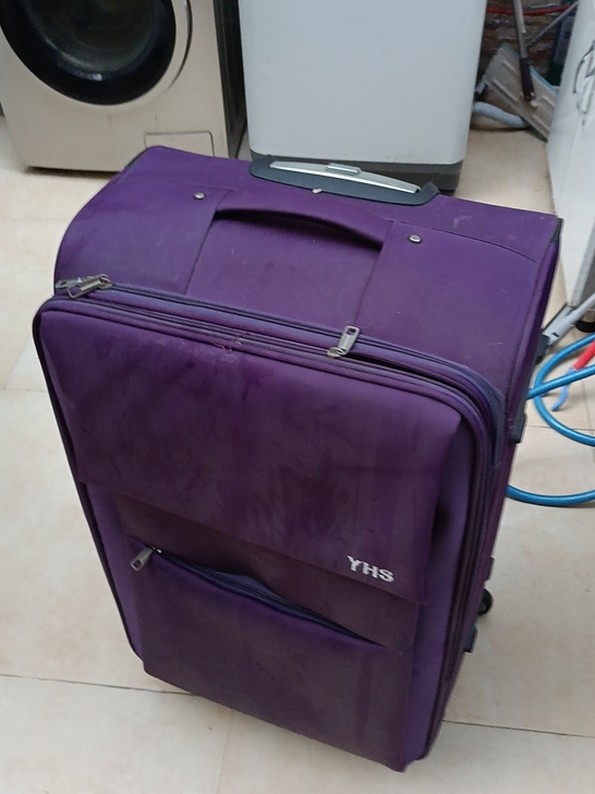 从仓库清理出来的小行李箱，底下的轮子可以正...