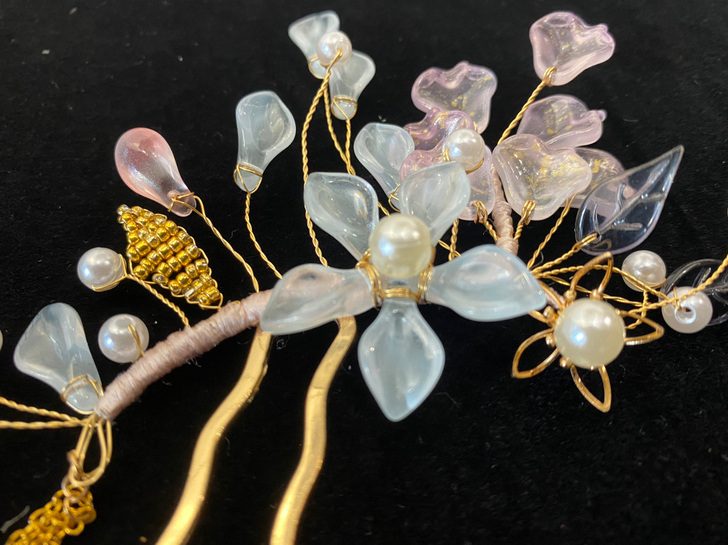 实体店掌柜着急清库存，换钱买凤冠材料