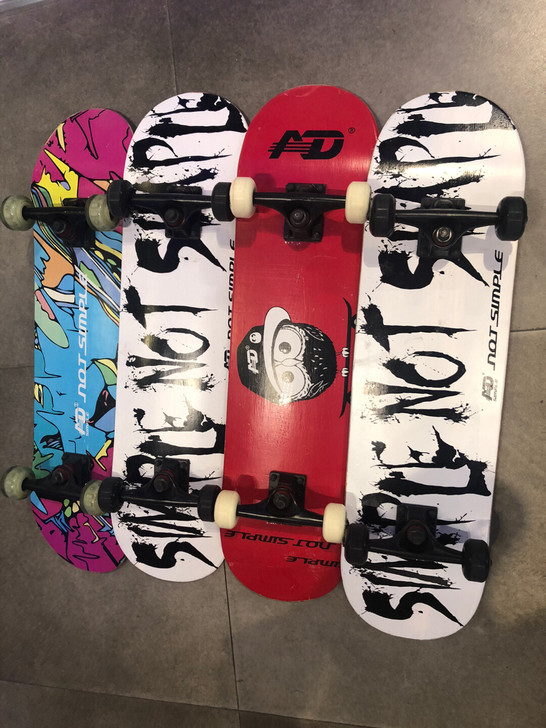 AD滑板陈列用没滑过、有轻微划痕 9成新,...