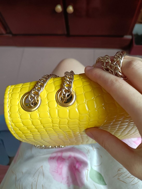 鳄鱼纹黄色包包。全新未背过！女孩子都喜欢买...