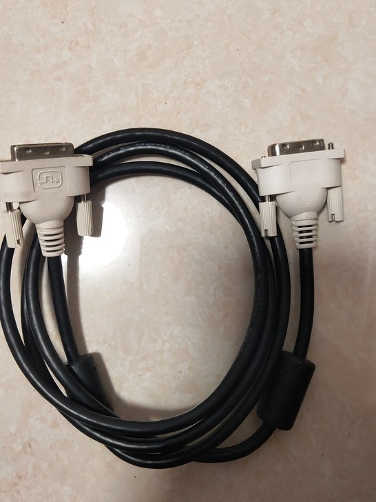 电脑DVI视频线,1.5米左右。