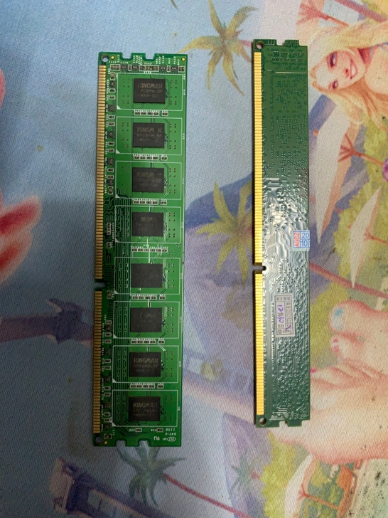 忘了是什么的内存条，好像是金士顿，4g*2...