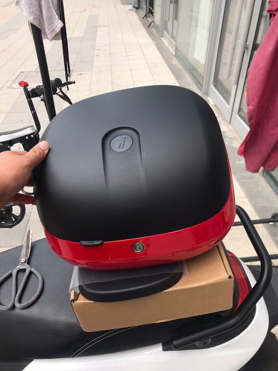 九号电动红黑色后备箱