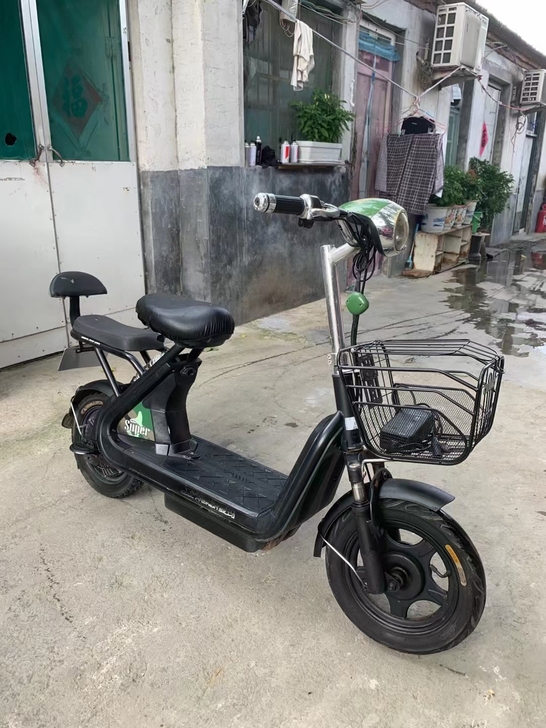 品牌型号 :爱玛电动车，新旧程度 :学生一...