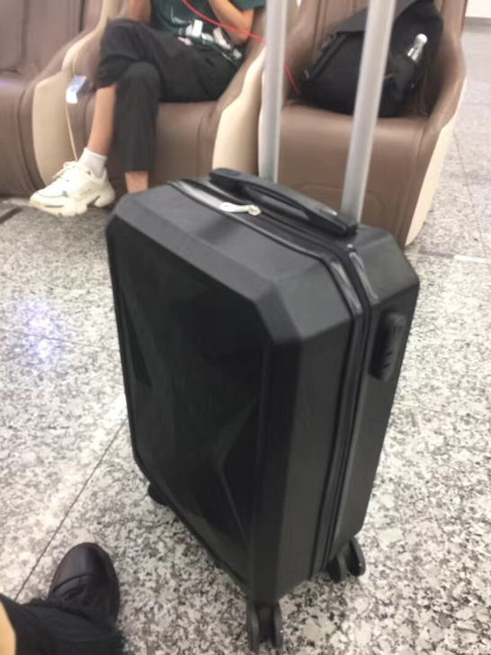 出一批20至28寸行李箱，防刮拉链的