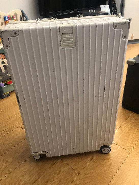 行李箱，应该有28寸吧。自提