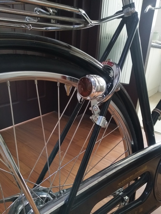 老自行车尾灯。老自行车侧尾灯，铁壳镀铬。造...