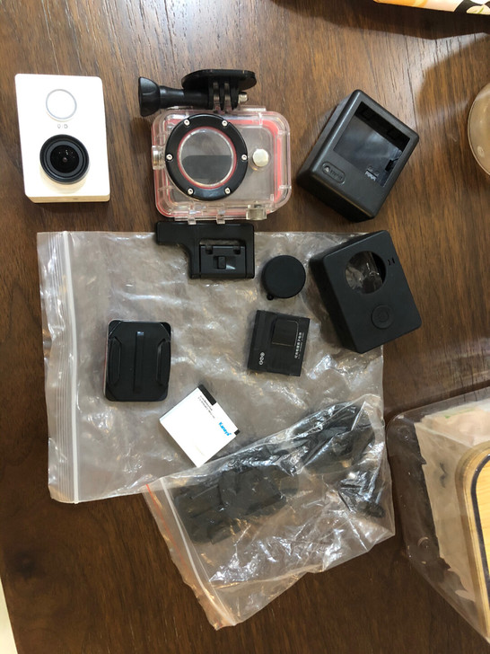 小米运动相机，两块电池、防水壳都带！