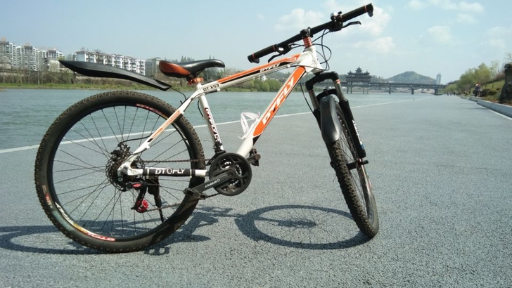 变速山地车，车无毛病，跑的贼快。不包邮，本...