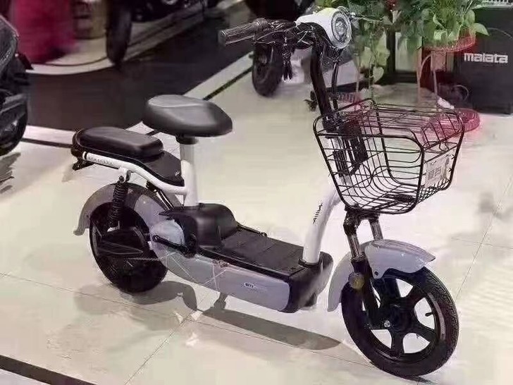 颜色是白色。买回家，一次没骑过，全新。家里...