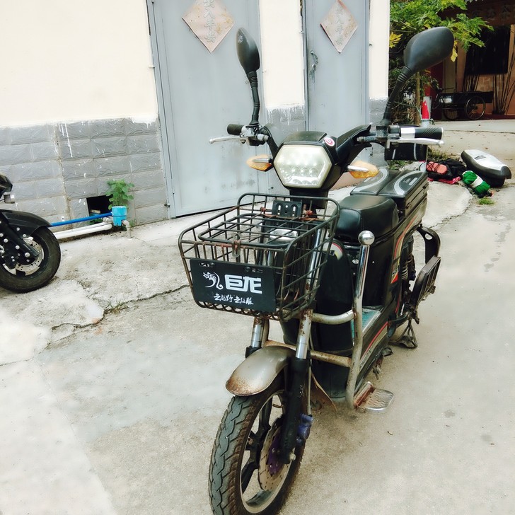 小巨龙载货车八成新,电池很好,前后碟刹,老...