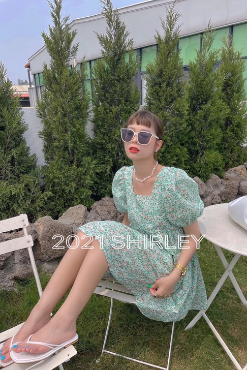 在逃公主风别致设计感轻奢小众炸街碎花方领泡...
