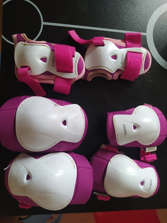 儿童轮滑鞋 可调节脚大小 鞋子9新  护具...