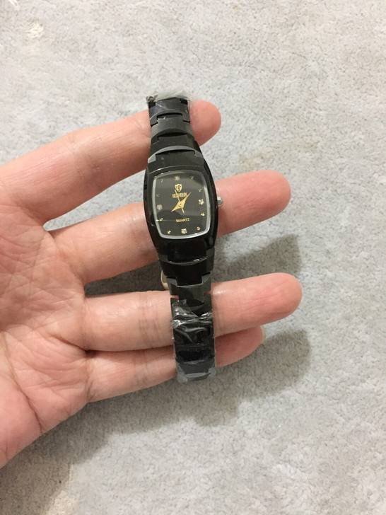 钨钢女表，全新的跑时准，防刮材质，蓝宝石镜...