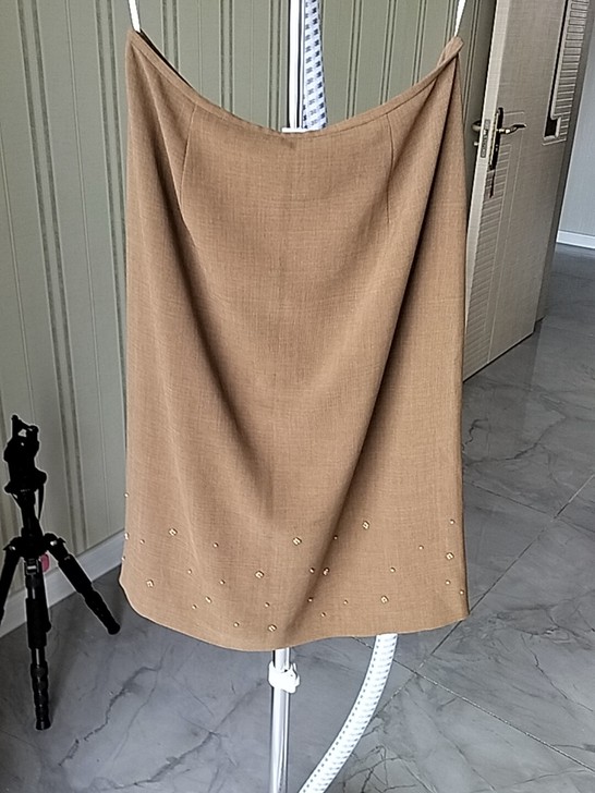 一步裙，面料很垂，不易皱，做工精良。