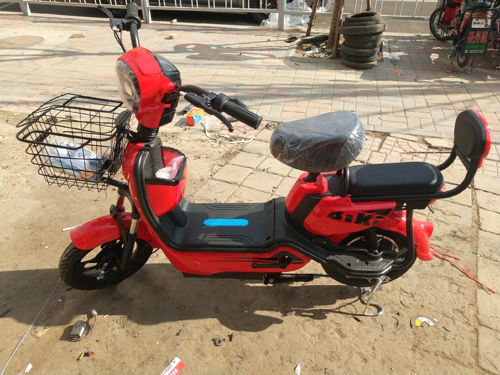 全新电动自行车。