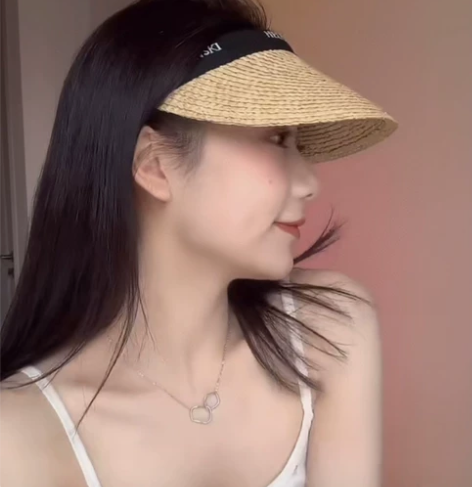 不止是简单的草帽 有SPF50+的防晒功能...