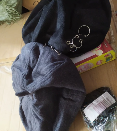 贝雷帽，成人的，一个灰色，一个黑色，特价1...