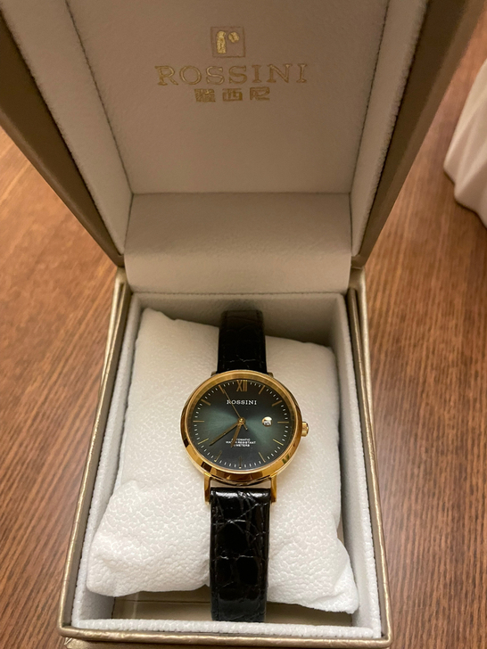 罗西尼的小绿表原价1584，上手显白，很好...