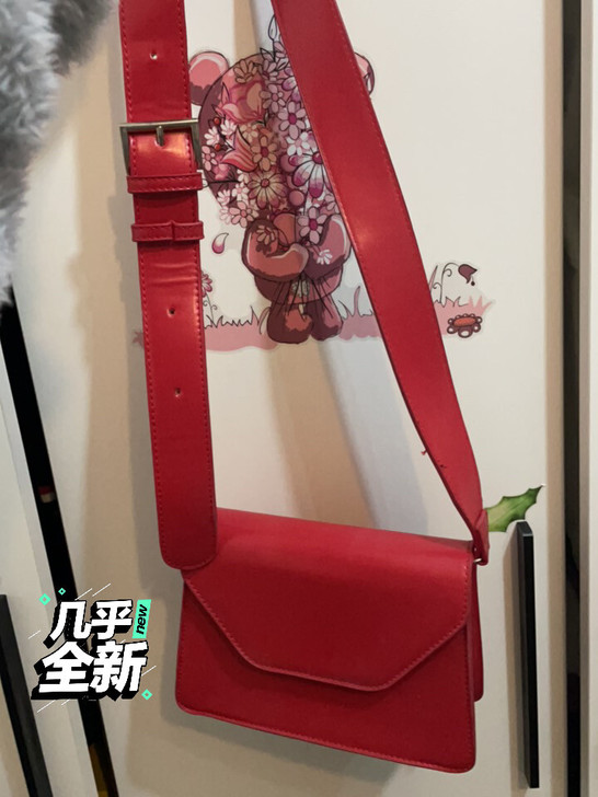 红色斜挎女包百搭