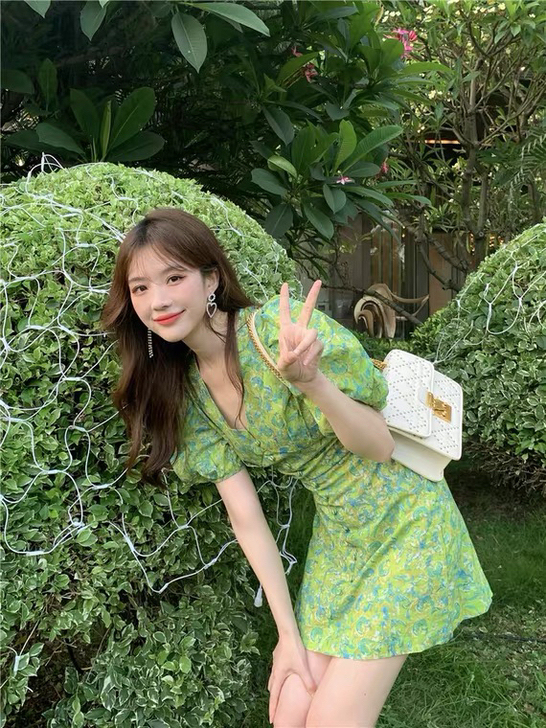 果绿色连衣裙 泡泡袖