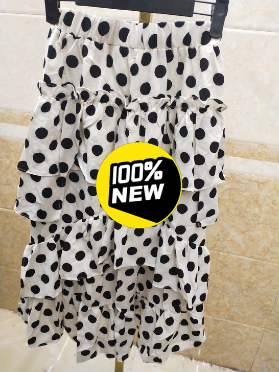 白色带黑点点半身裙,全新,下摆不规则型,也...