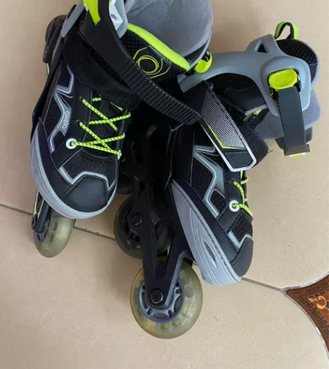 迪卡侬儿童轮滑鞋 全套护具+帽子 自己家孩...