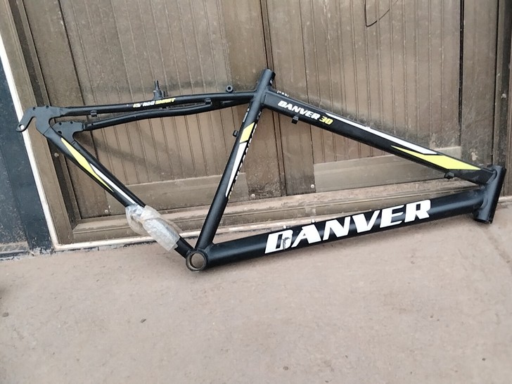 26寸铝合金车架实物实拍，有轻微磕碰掉漆，...