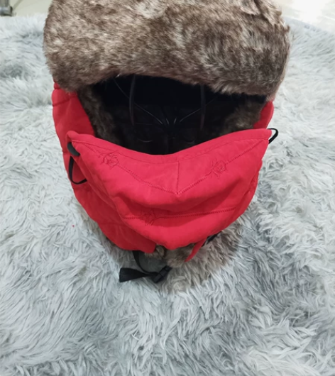 红色女士雷锋帽，带口罩加厚保暖 全新 感兴...