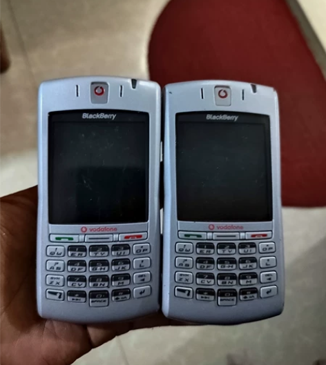 黑莓7100v。两个没电池，手机好坏未试，...