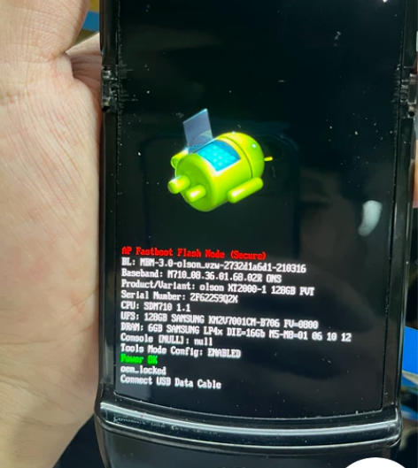 摩托罗拉刀锋一代折叠屏手机，moto几部瑕...