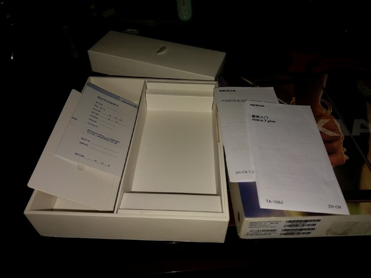 诺基亚7 plus 包装盒子，原装充电契合...